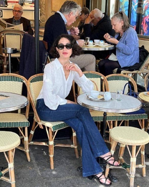 金御优配 法式慵懒的终极答案：Melodie30秒出门哲学 vs巴黎街头8小时浪漫