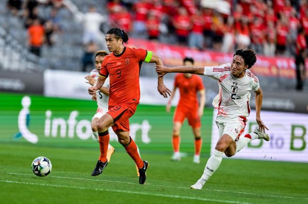 创元网配资 东亚杯-张玉宁失单刀王钰栋伤退 国足0-2日本遭连败