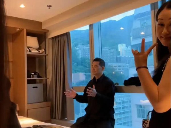 财聚配资 赵文卓18岁女儿住香港半山宿舍，卧室大到能跑步，衣帽间堪比商店