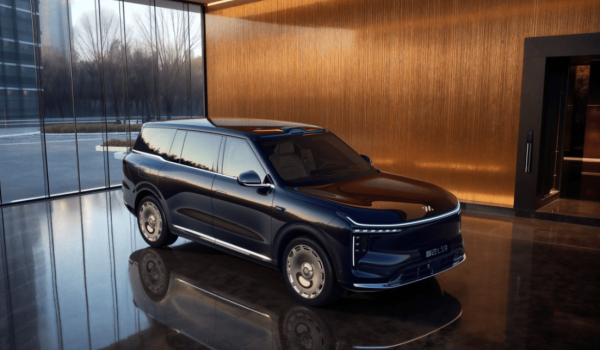 忠泰策略 9系大六座旗舰SUV又添一员，智己LS9预售33.69万起